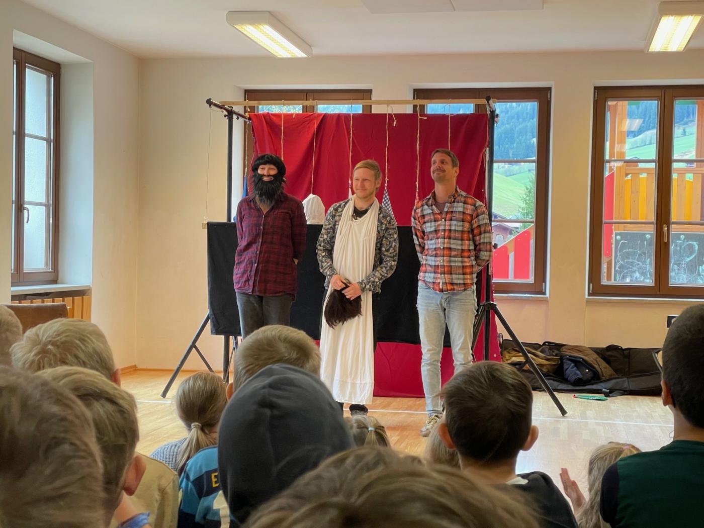 „Drei Darsteller, sieben Zwerge und jede Menge Lacher“