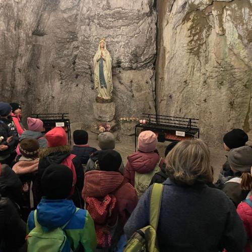 Kinder in Mariengrotte