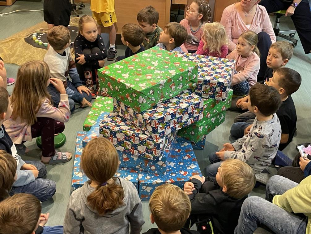Weihnachtspakete und Kinder