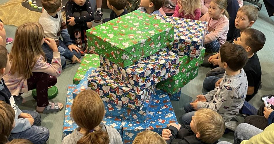 Weihnachtspakete und Kinder