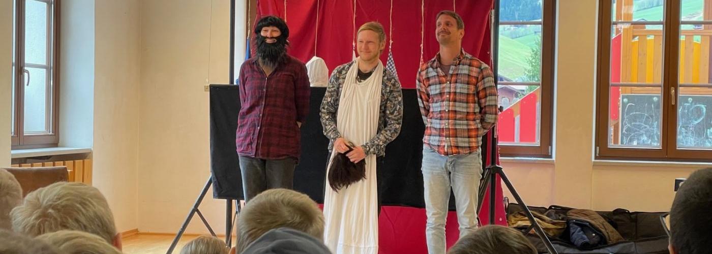 „Drei Darsteller, sieben Zwerge und jede Menge Lacher“